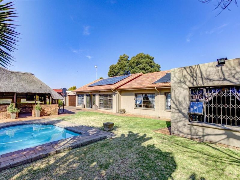 Spacious Family Home with Exceptional Amenities - Photo 3