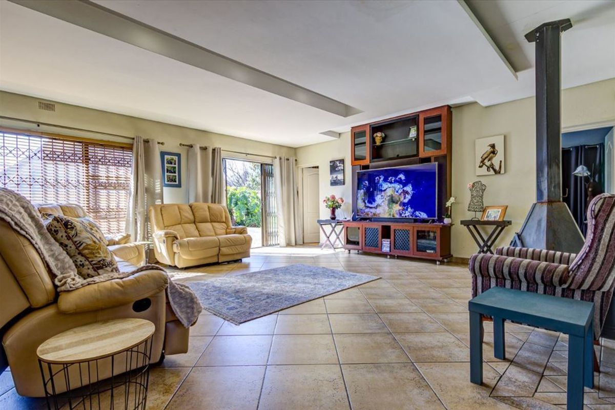 Spacious Family Home with Exceptional Amenities - Photo 2