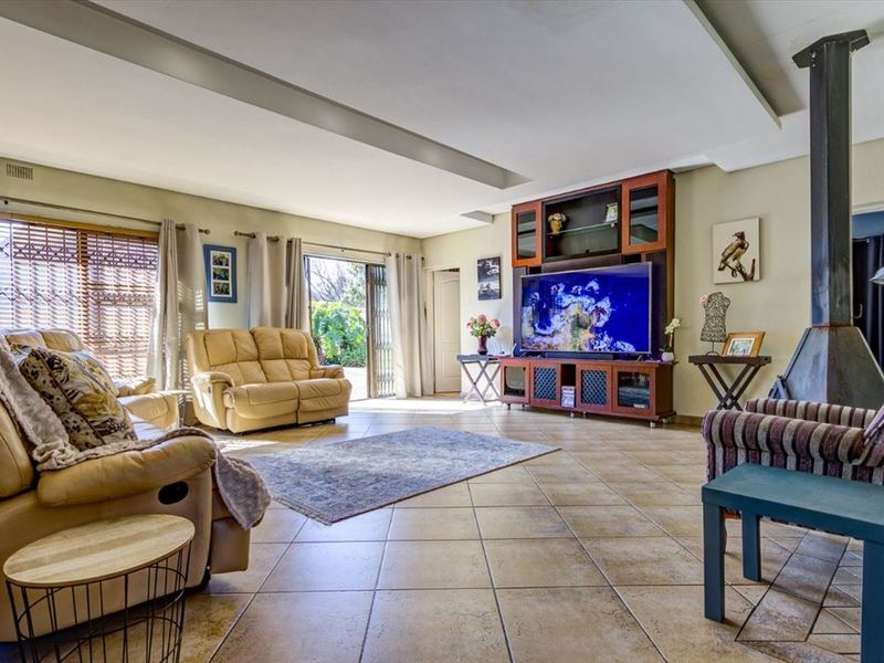 Spacious Family Home with Exceptional Amenities - Photo 2