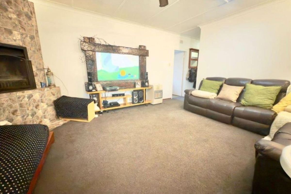 Charming Family Home with Comfortable Living Spaces - Photo 2