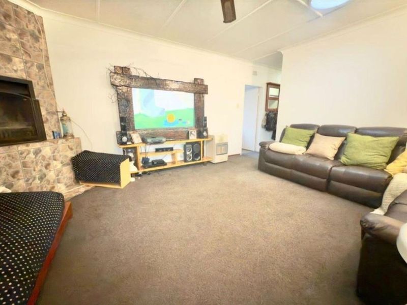 Charming Family Home with Comfortable Living Spaces - Photo 2