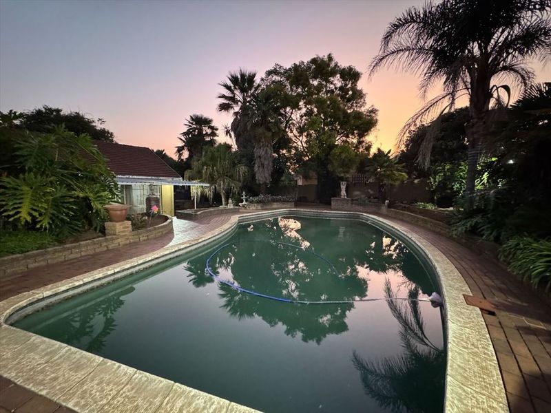 Charming Family Home with Comfortable Living Spaces - Photo 3