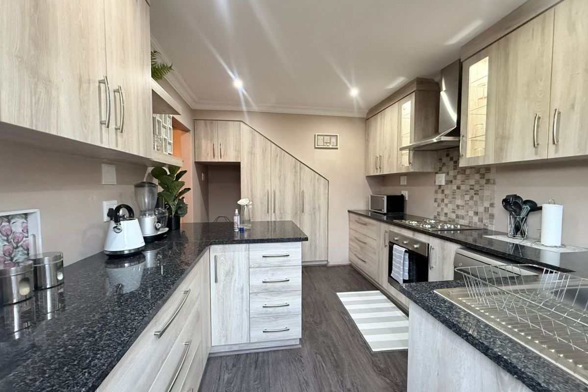 Move in Ready 2 Bedroom double story townhouse for sale in Navalsig, Bloemfontein - Photo 3