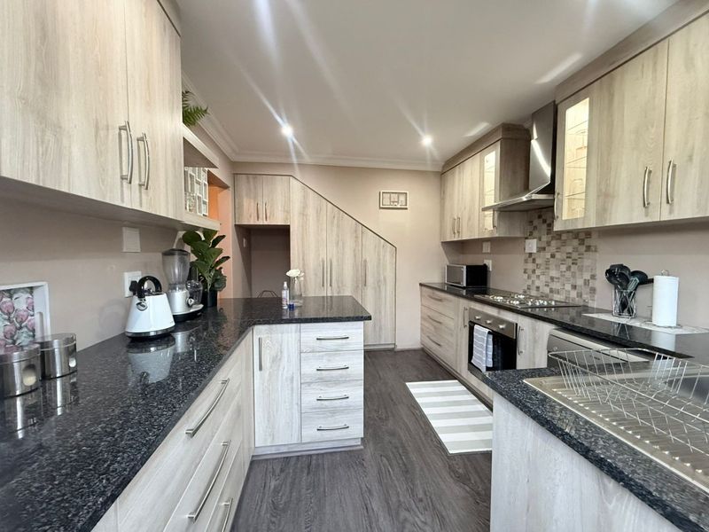 Move in Ready 2 Bedroom double story townhouse for sale in Navalsig, Bloemfontein - Photo 3