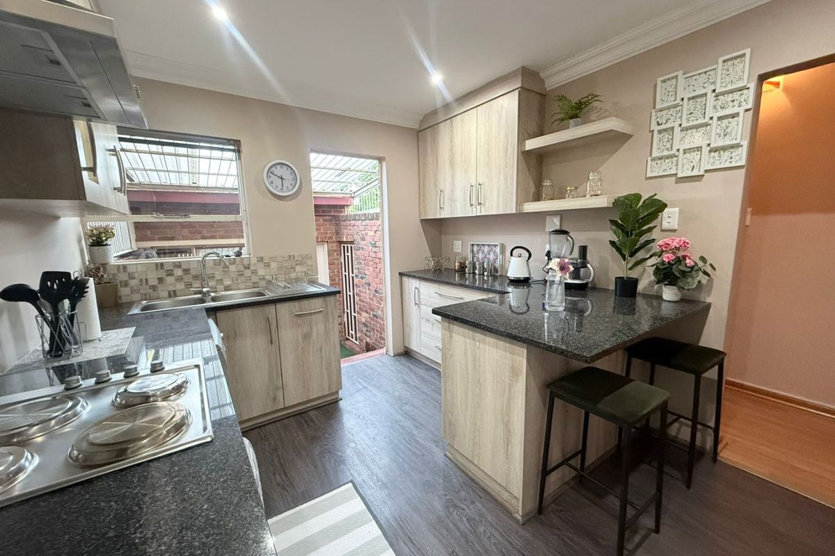 Move in Ready 2 Bedroom double story townhouse for sale in Navalsig, Bloemfontein - Photo 2