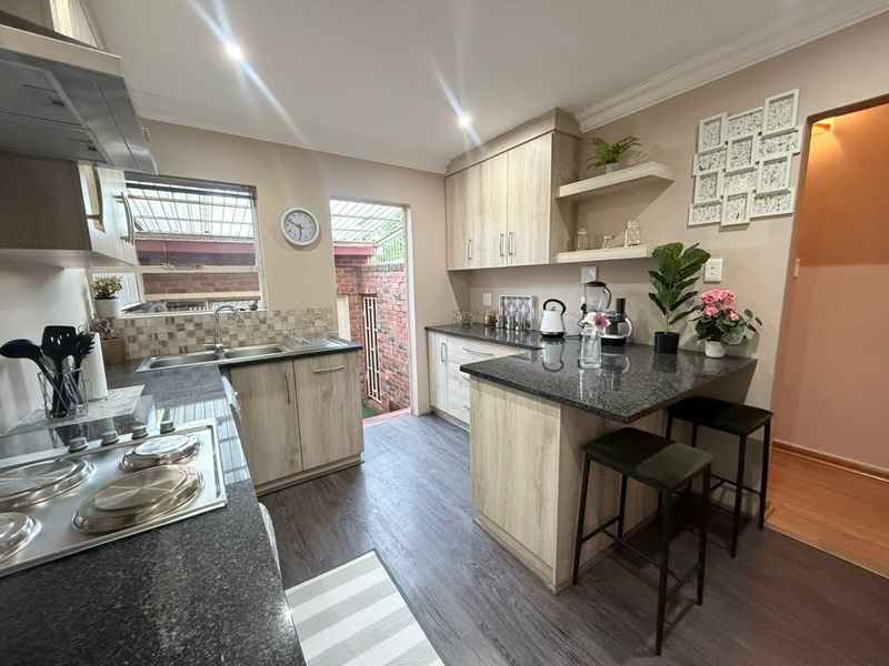 Move in Ready 2 Bedroom double story townhouse for sale in Navalsig, Bloemfontein - Photo 2