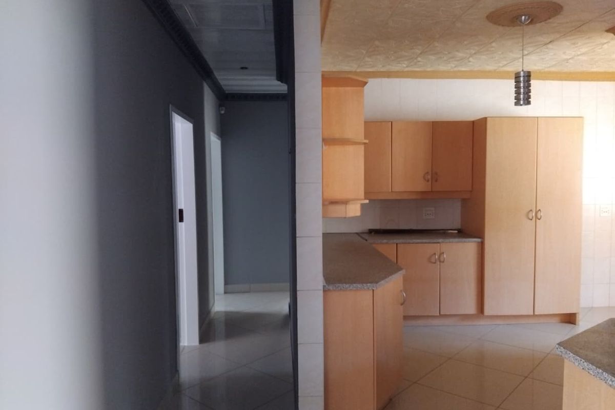 3 Bedroom- Lovely Newly Renovated Family Home in Amandasig  - Photo 3