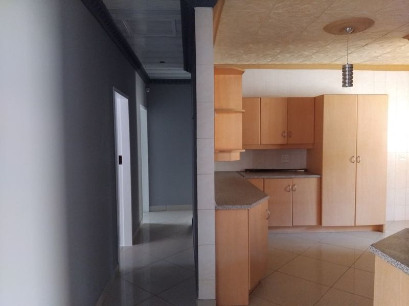 3 Bedroom- Lovely Newly Renovated Family Home in Amandasig  - Photo 3