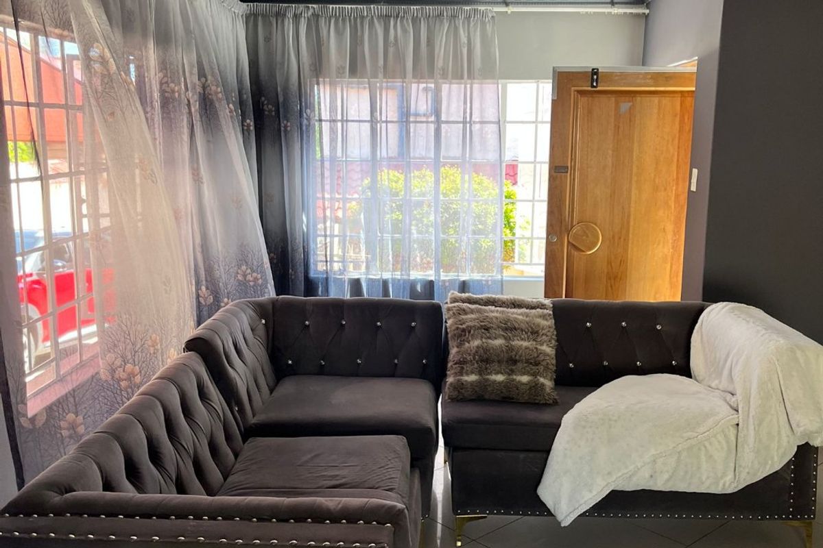 3 Bedroom- Lovely Newly Renovated Family Home in Amandasig  - Photo 5