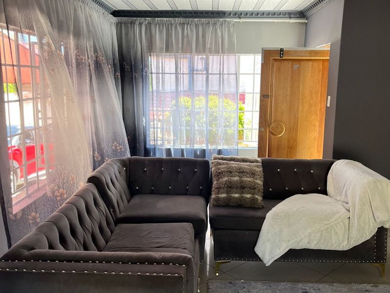 3 Bedroom- Lovely Newly Renovated Family Home in Amandasig  - Photo 5