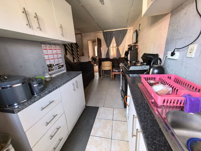 Three bedroom family home for sale in Pelican park - Photo 3