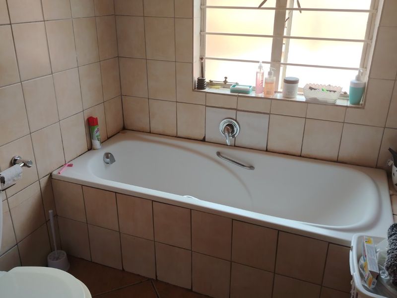 Three bedroom in Brettenwood gardens- Reyno ridge, close to everything you need... - Photo 10