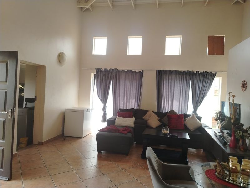 Three bedroom in Brettenwood gardens- Reyno ridge, close to everything you need... - Photo 1