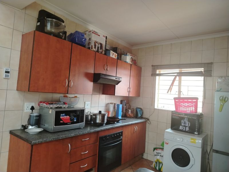 Three bedroom in Brettenwood gardens- Reyno ridge, close to everything you need... - Photo 2