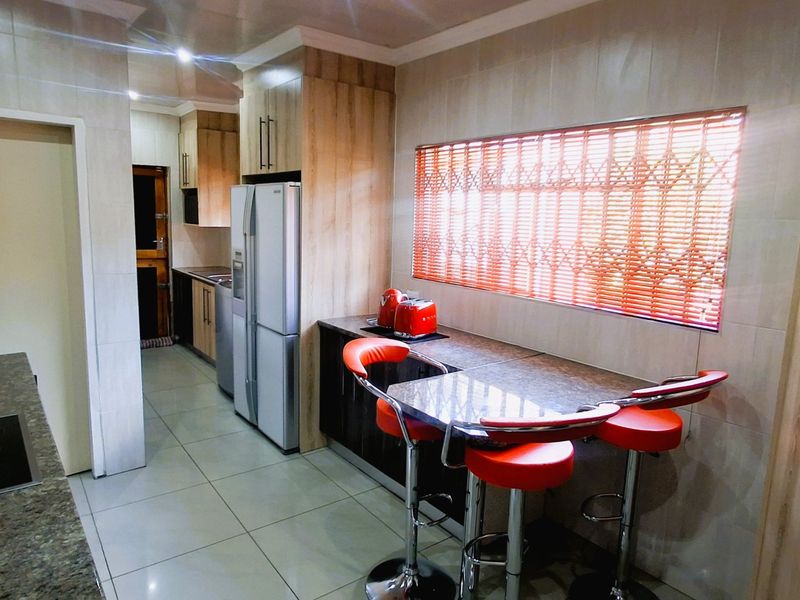 "3-bedroom home in a perfect location on the main road in Sasolburg, within walking distance to schools and all major amenities." - Photo 4