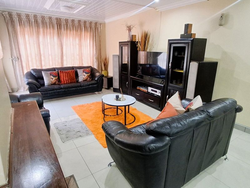 "3-bedroom home in a perfect location on the main road in Sasolburg, within walking distance to schools and all major amenities." - Photo 7