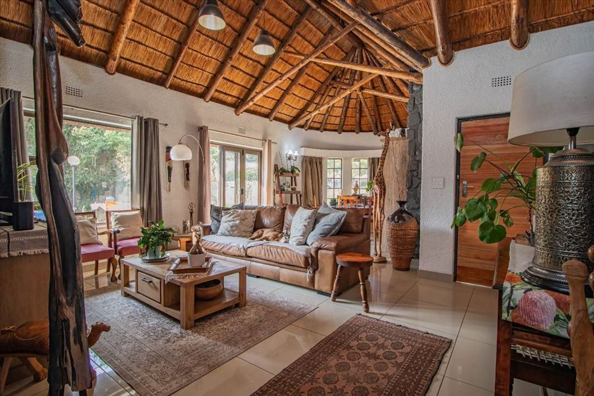 Spacious Family Home with Pool and Modern Comforts - Photo 2