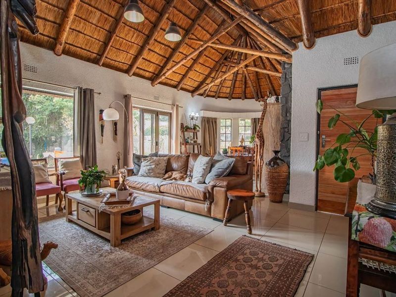 Spacious Family Home with Pool and Modern Comforts - Photo 2