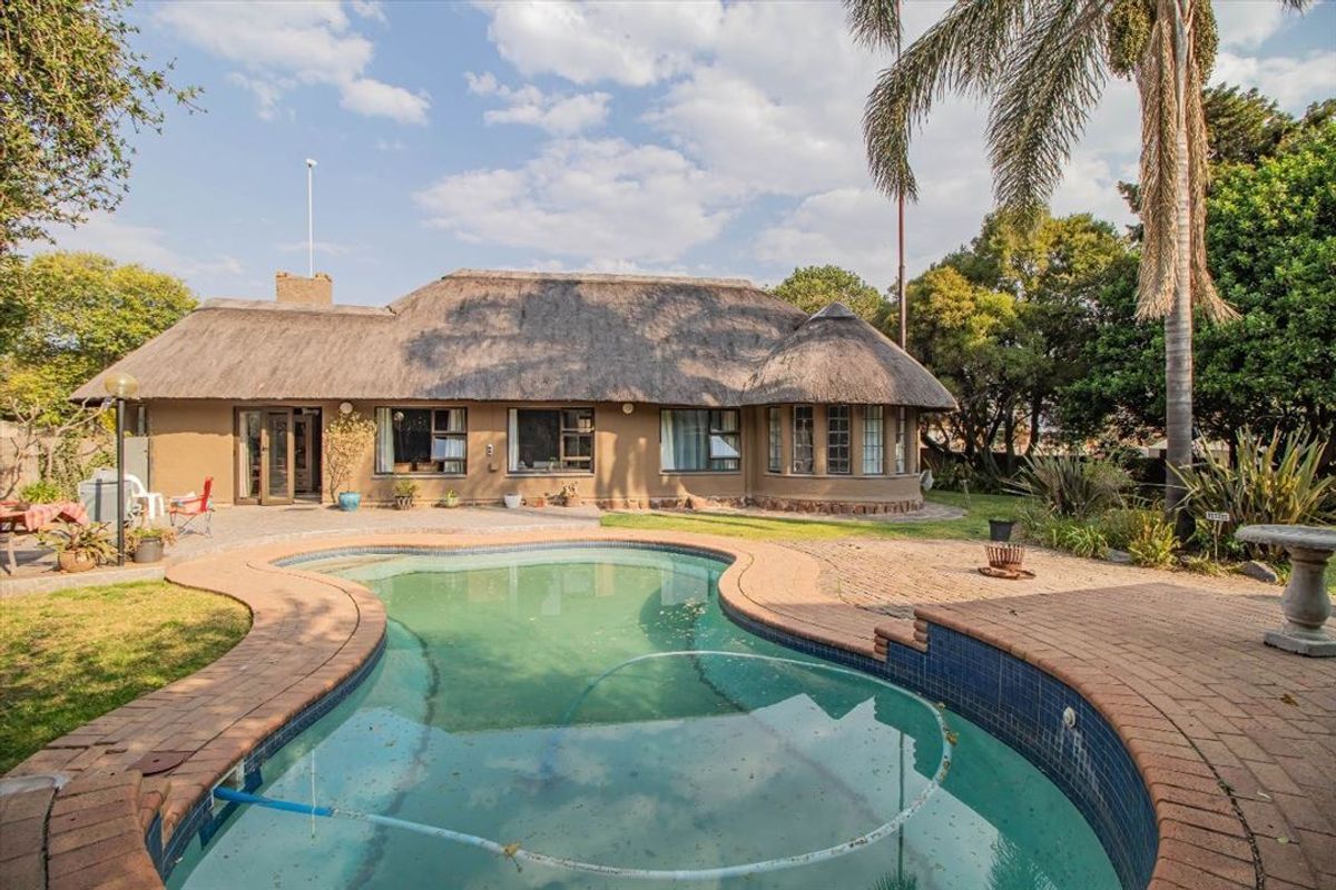 Spacious Family Home with Pool and Modern Comforts - Photo 3