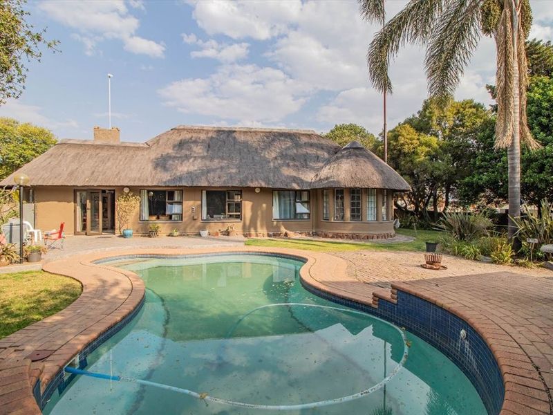 Spacious Family Home with Pool and Modern Comforts - Photo 3