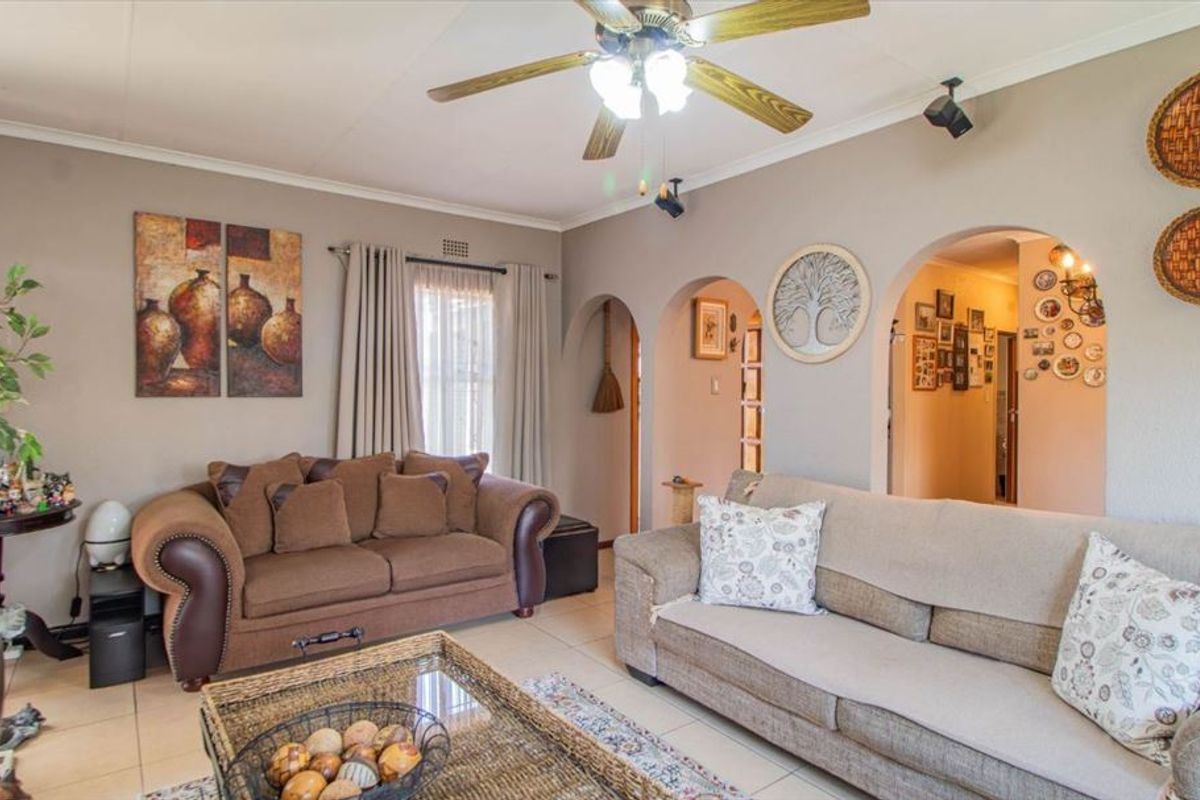 Stylish Family Home with Pool and Triple Garage - Photo 2