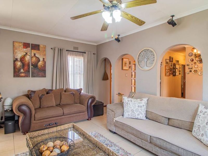 Stylish Family Home with Pool and Triple Garage - Photo 2