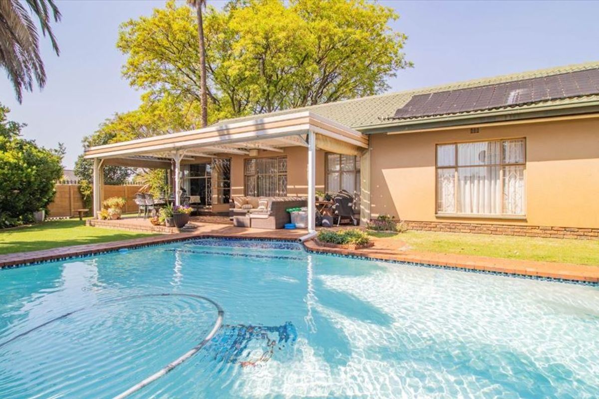 Stylish Family Home with Pool and Triple Garage - Photo 3