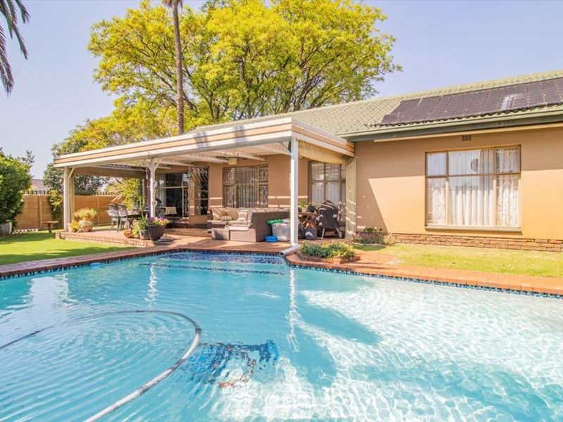 Stylish Family Home with Pool and Triple Garage - Photo 3