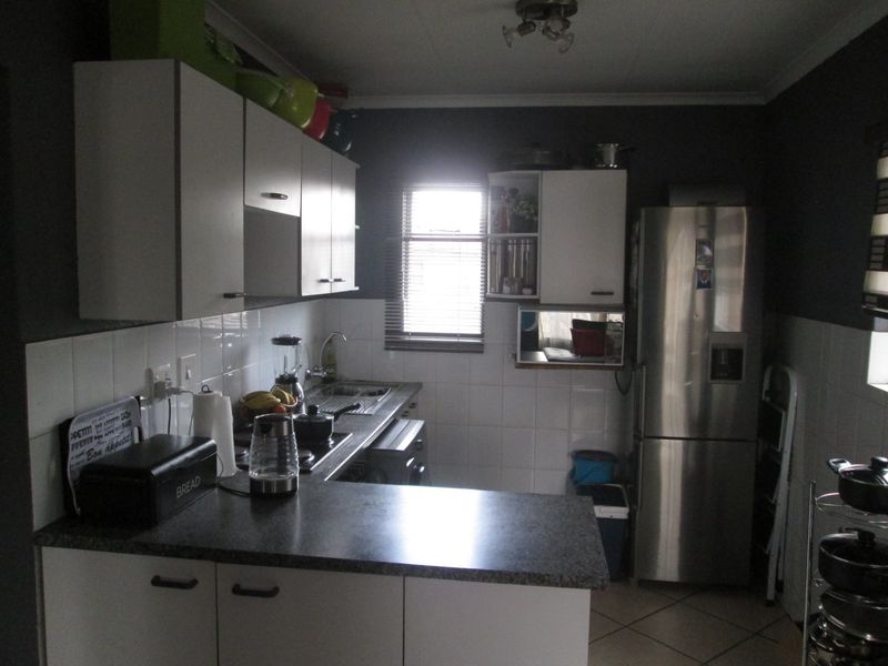 Neat First-Floor Townhouse with Balcony and Modern Finishes - Photo 5