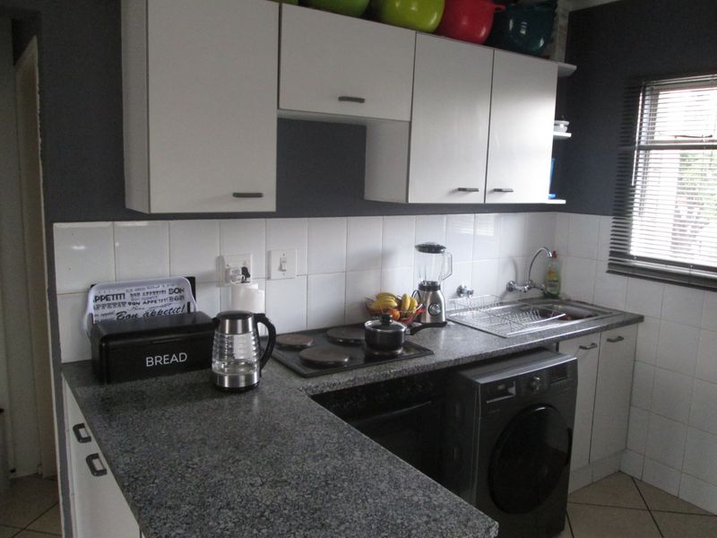 Neat First-Floor Townhouse with Balcony and Modern Finishes - Photo 4