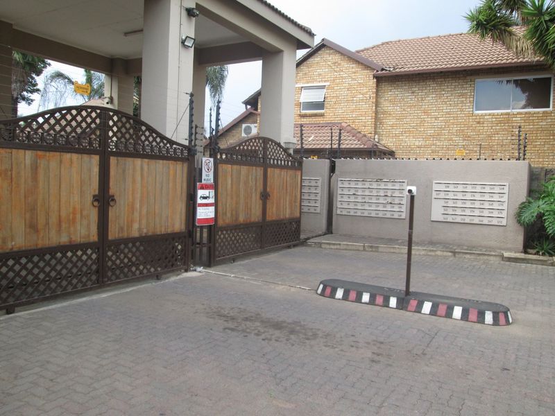 Neat First-Floor Townhouse with Balcony and Modern Finishes - Photo 3