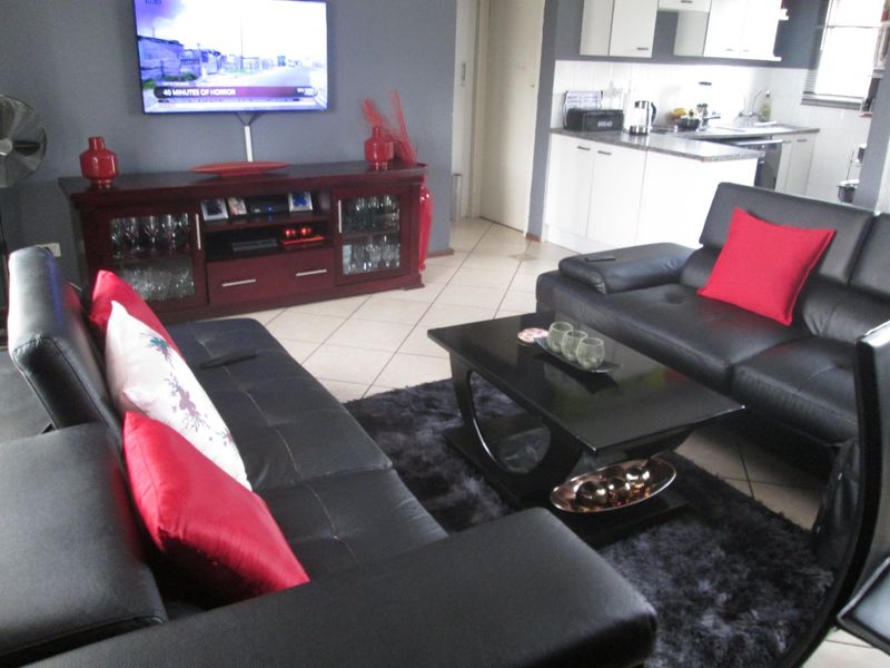 Neat First-Floor Townhouse with Balcony and Modern Finishes - Photo 10