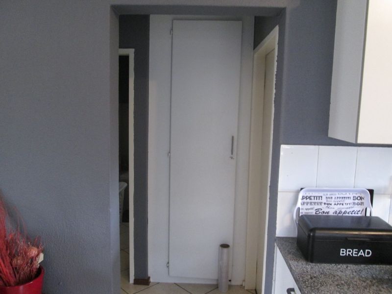 Neat First-Floor Townhouse with Balcony and Modern Finishes - Photo 9