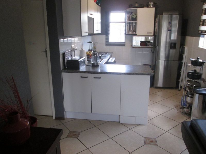 Neat First-Floor Townhouse with Balcony and Modern Finishes - Photo 8