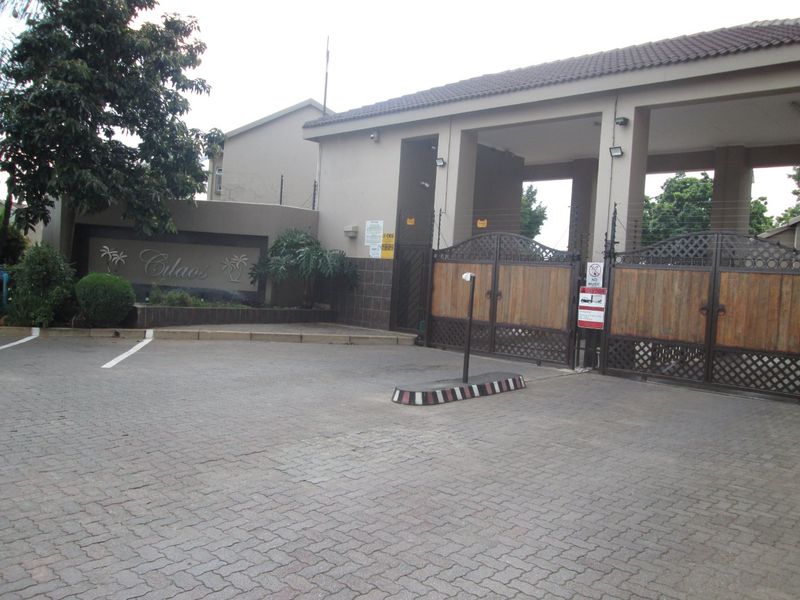 Neat First-Floor Townhouse with Balcony and Modern Finishes - Photo 2
