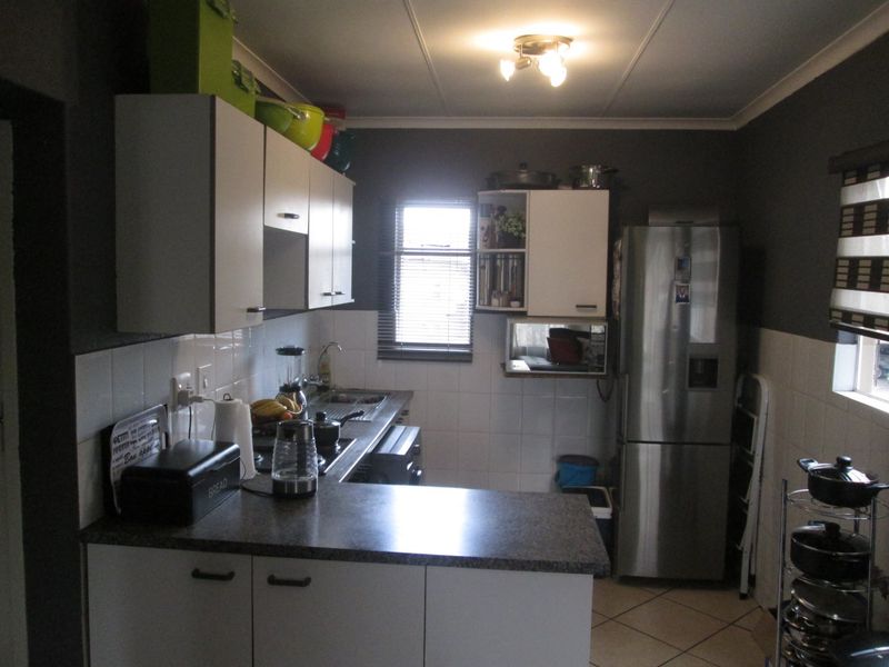 Neat First-Floor Townhouse with Balcony and Modern Finishes - Photo 7