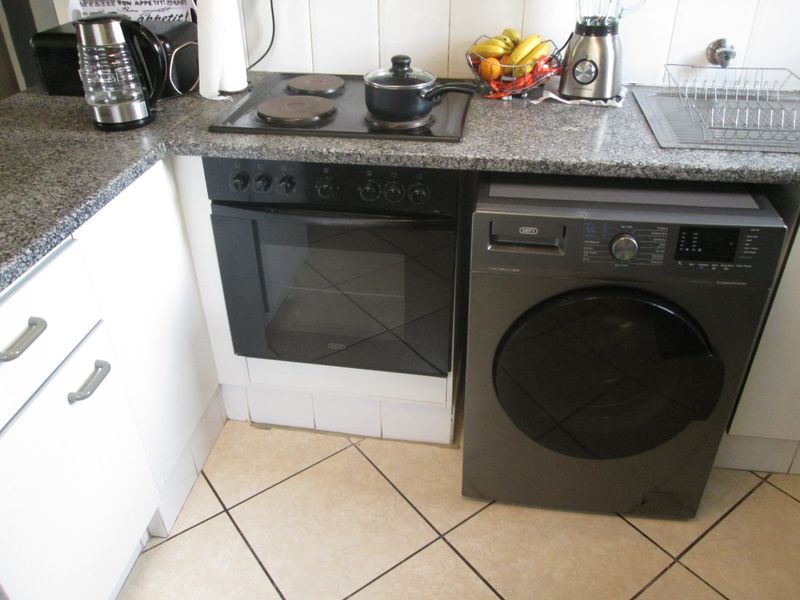 Neat First-Floor Townhouse with Balcony and Modern Finishes - Photo 6