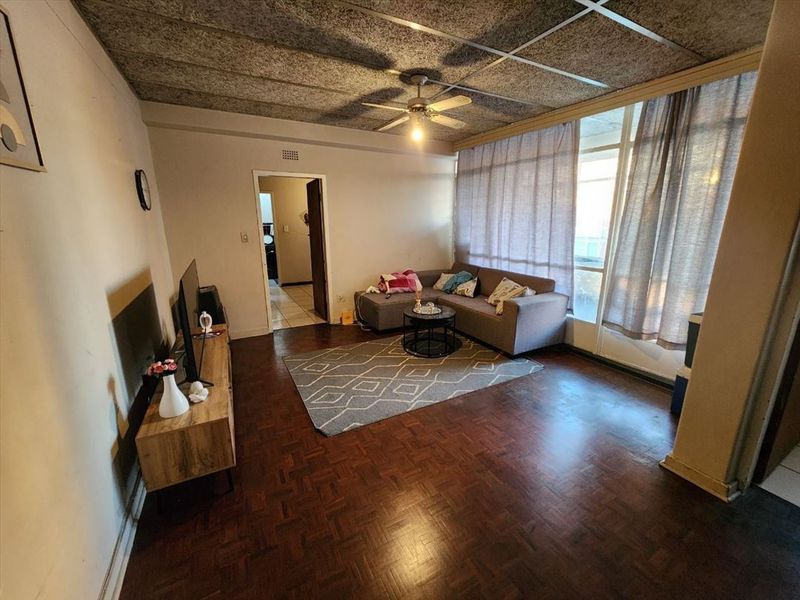 Modern 2-Bedroom Home with Pool and Comfortable Living - Photo 2