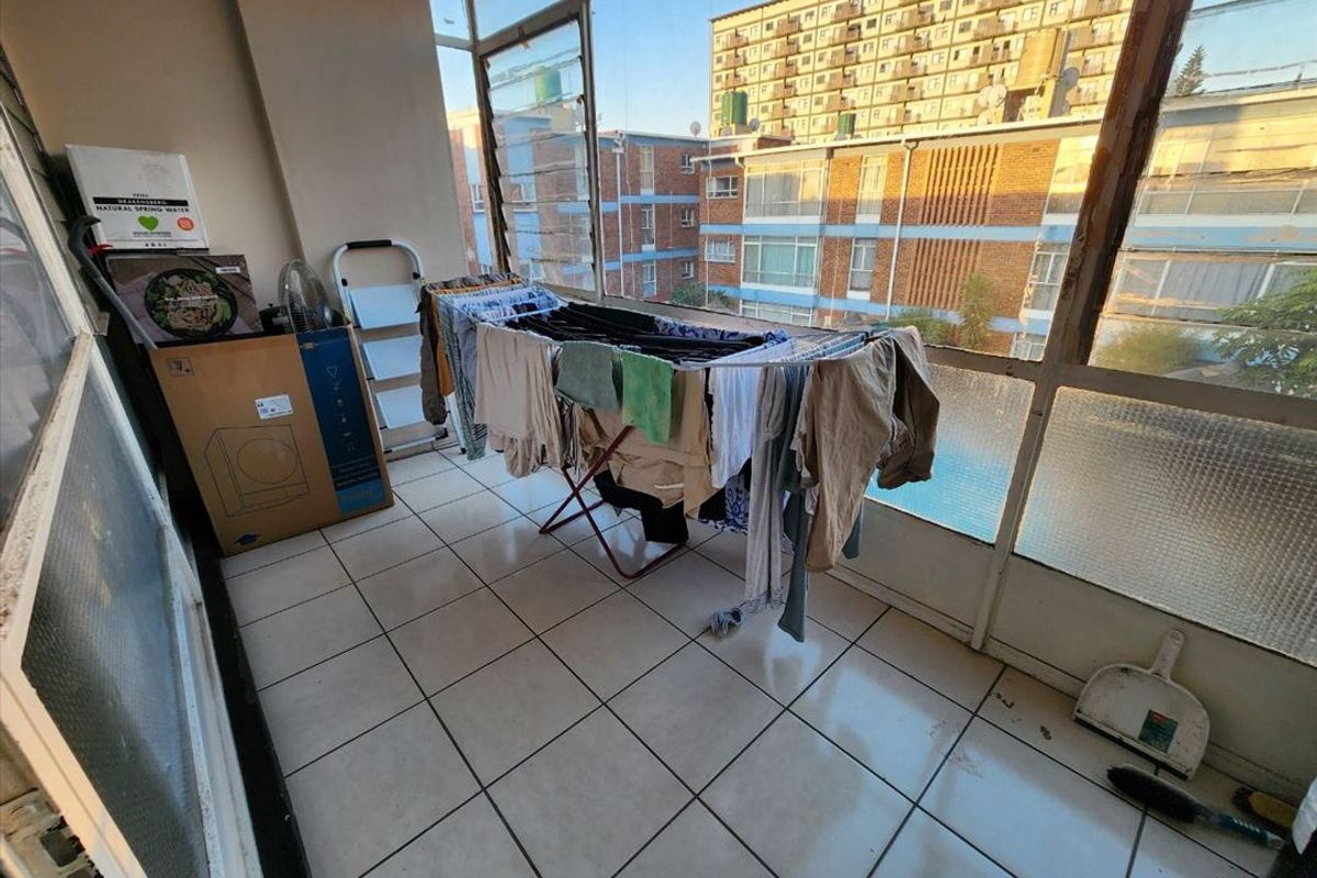 Modern 2-Bedroom Home with Pool and Comfortable Living - Photo 3