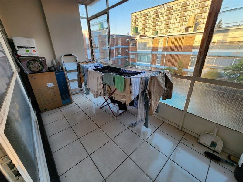 Modern 2-Bedroom Home with Pool and Comfortable Living - Photo 3