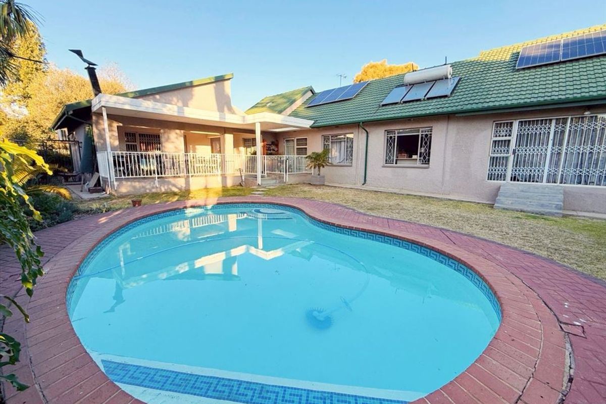 Elegant Family Home  - Photo 3