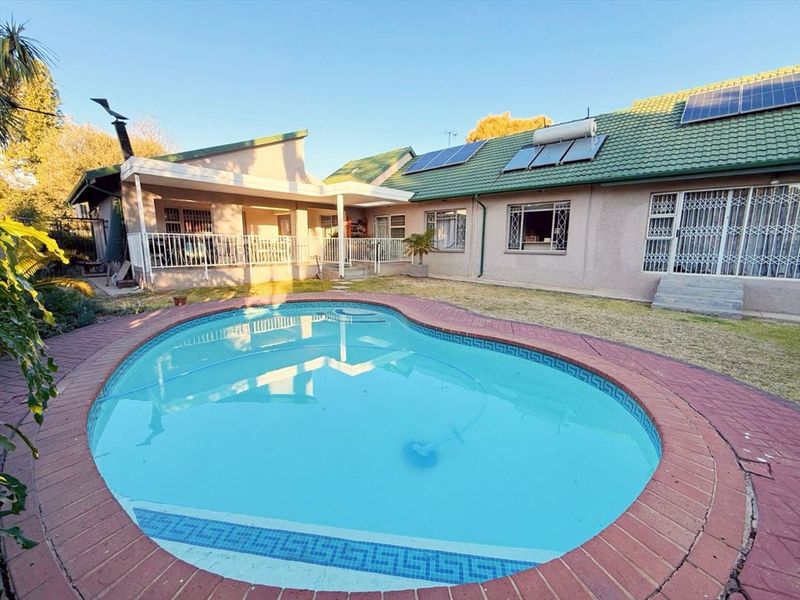 Elegant Family Home  - Photo 3