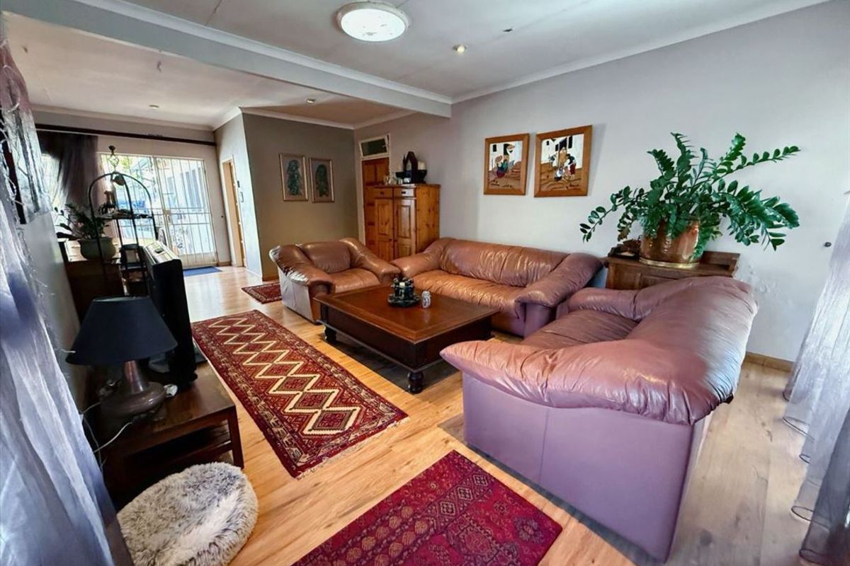 Elegant Family Home  - Photo 2