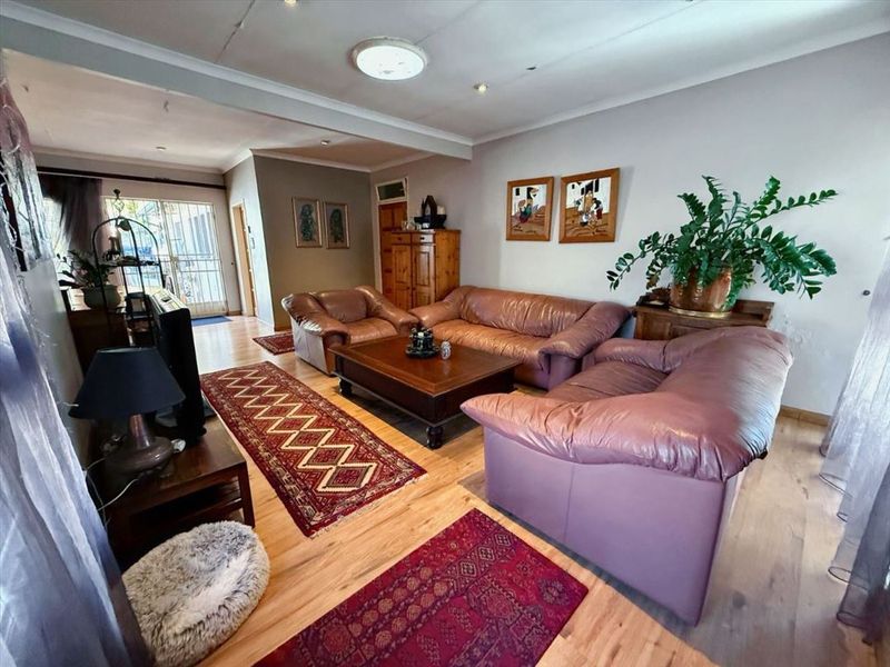 Elegant Family Home  - Photo 2