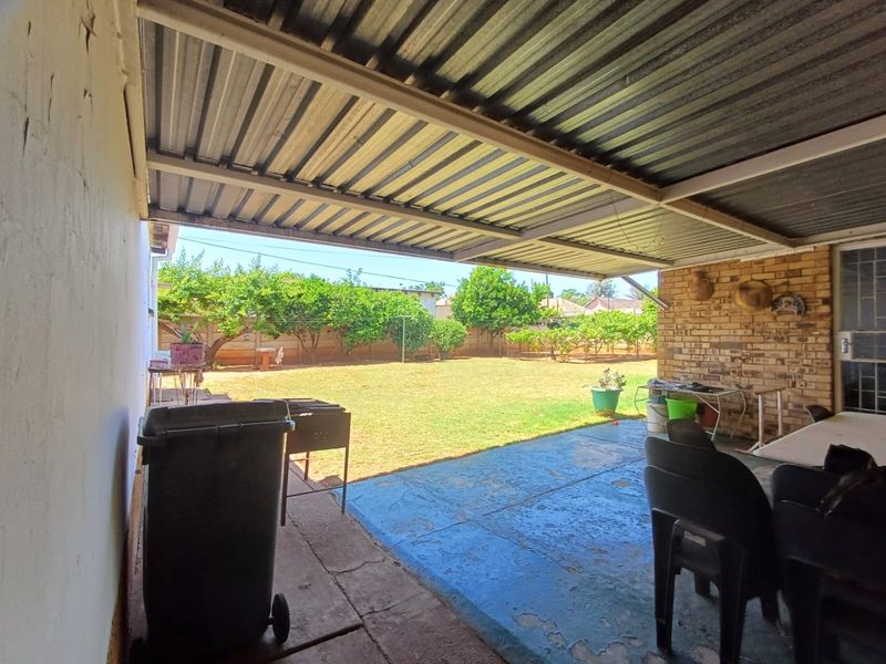 Spacious 3-Bedroom Family Home for Sale in Stilfontein Ext 4 - Photo 4