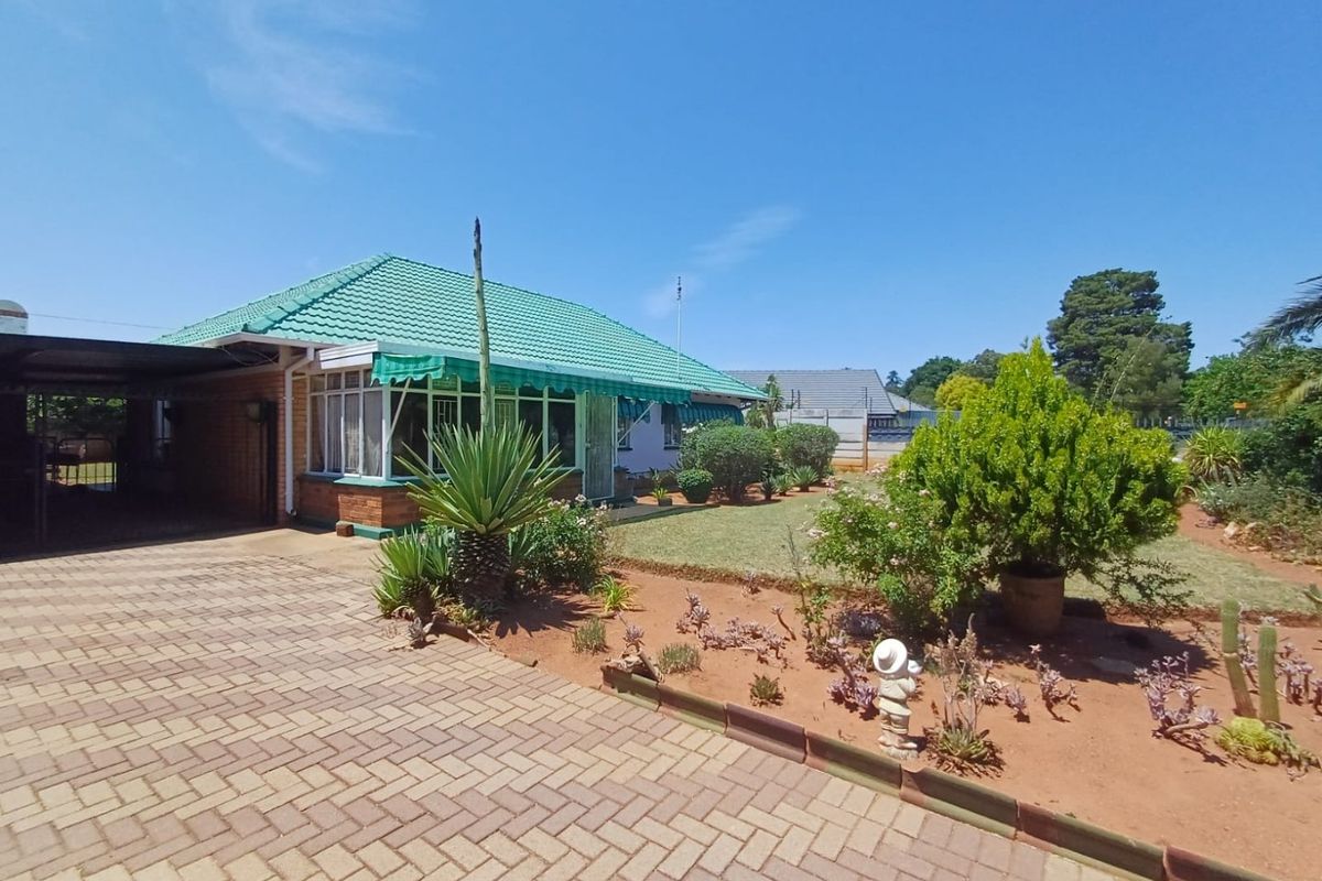 Spacious 3-Bedroom Family Home for Sale in Stilfontein Ext 4 - Photo 2