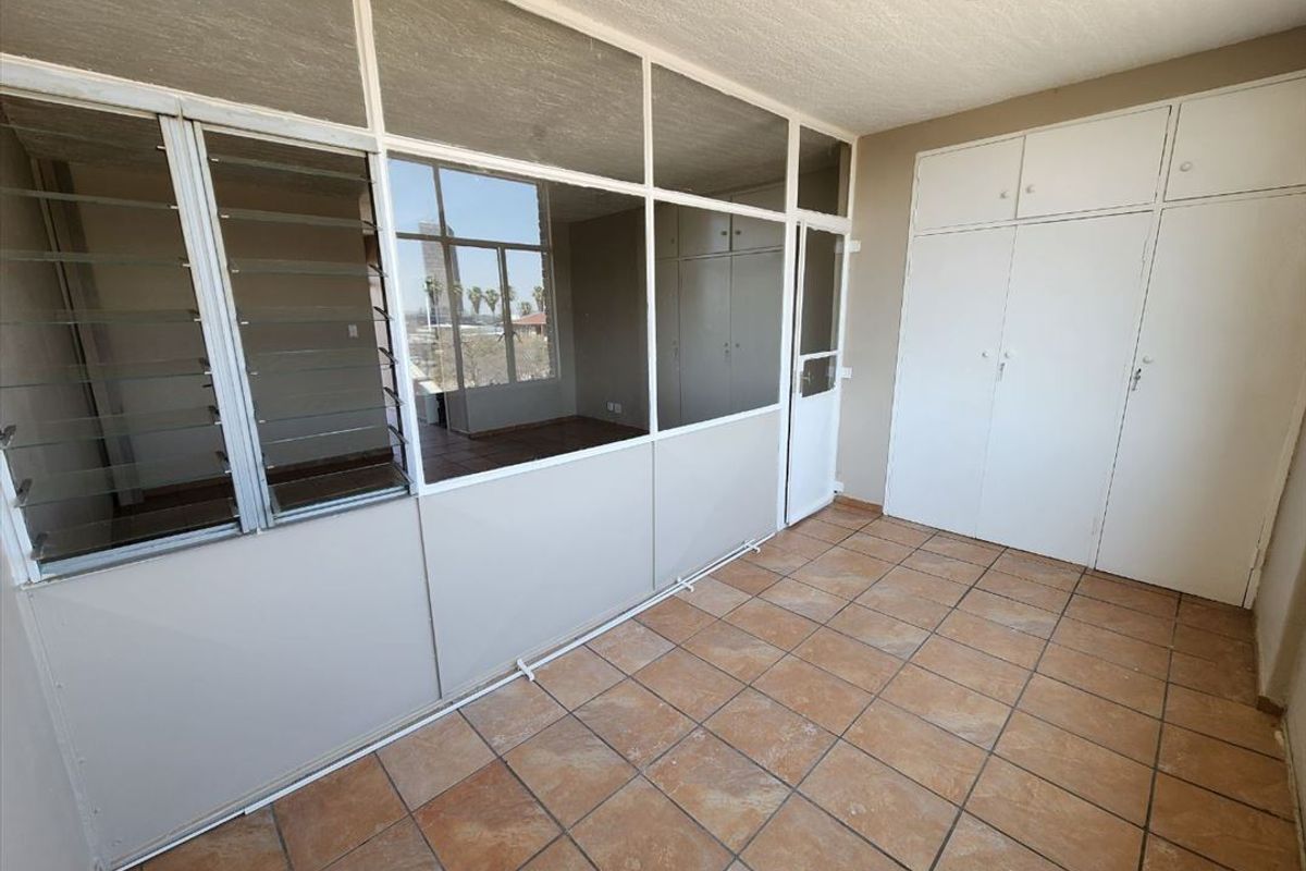 Neat and low-maintenance - Photo 3