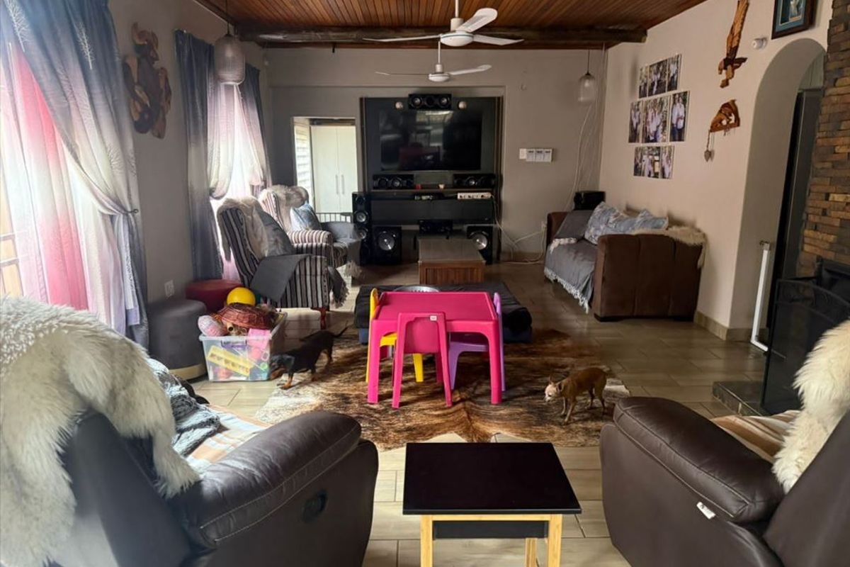 Spacious Home with Flatlet, Garages, and Exceptional Features - Photo 2