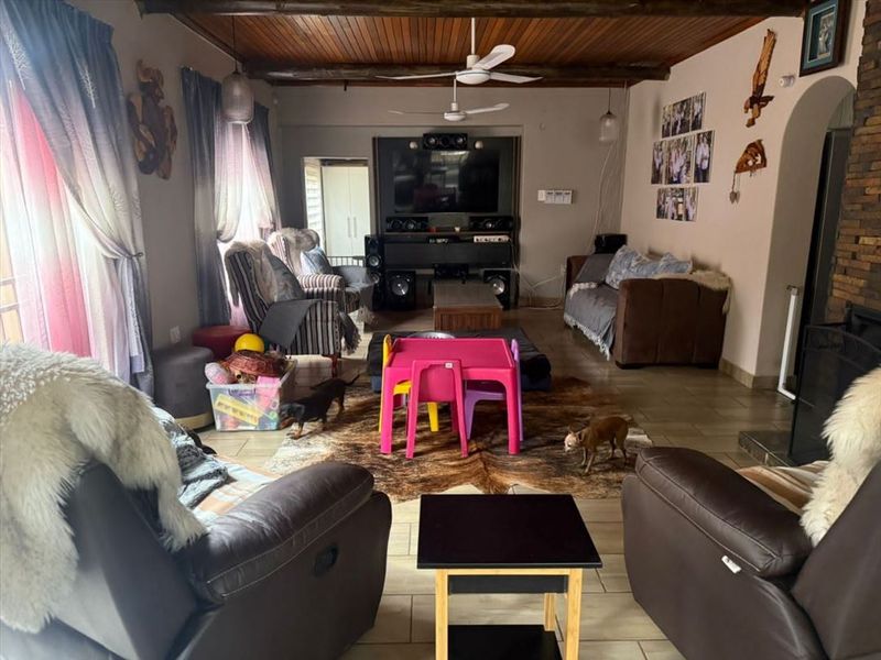 Spacious Home with Flatlet, Garages, and Exceptional Features - Photo 2