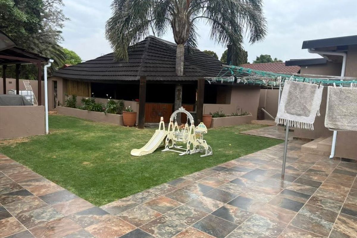 Spacious Home with Flatlet, Garages, and Exceptional Features - Photo 3